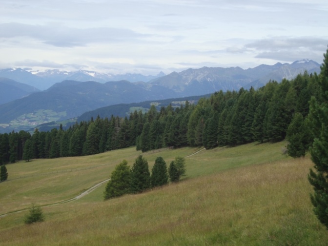 Foto: Wolfgang Dröthandl / Wandertour / Über die Lüsner Alm zum Glittner See / Auf dem Rückweg: Stubaier Alpen im NW (Pflerscher Tribulaun im Bildmitte) und Wilde Kreuzspitze (ganz rechts außen) im Norden jenseits des Pustertals / 04.11.2017 23:00:29