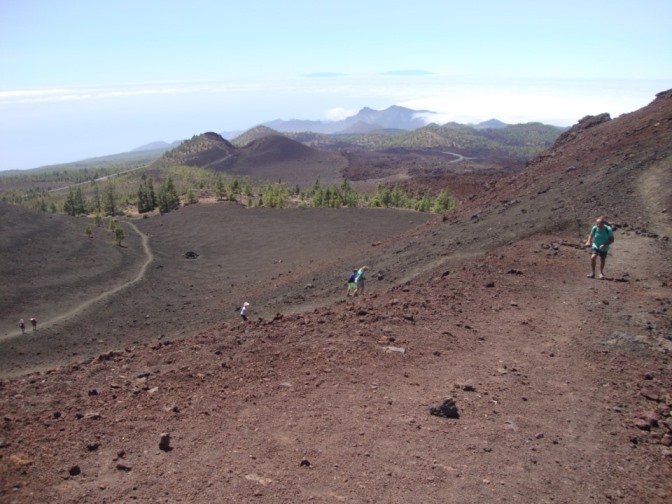 Foto: Wolfgang Dröthandl / Wandertour / Montana de la Botija - Runde / kurzer steiler Anstieg in einen Sattel, im Hintergrund Montana Samara, in den Wolken Insel La Palma / 08.11.2017 16:30:29