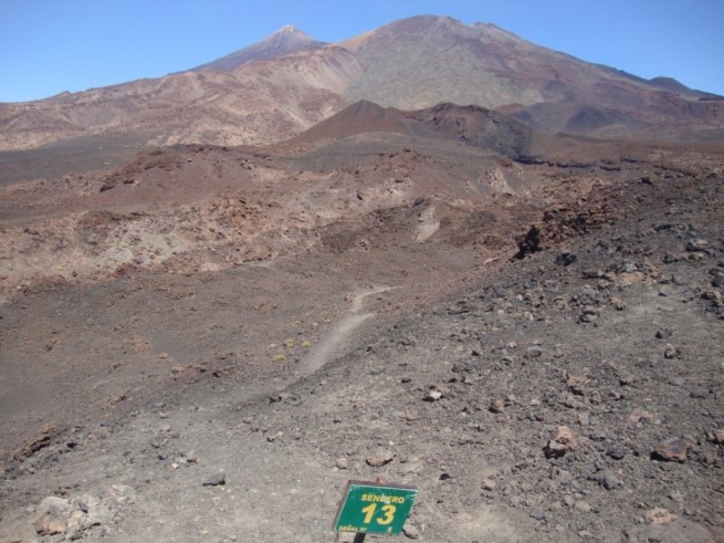 Foto: Wolfgang Dröthandl / Wandertour / Montana de la Botija - Runde / Markierungstafel gegen Teide und Pico Viejo / 08.11.2017 16:28:29