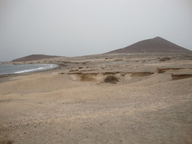 Foto: Wolfgang Dröthandl / Wandertour / Montana Roja von der Playa del Medano / Bocinegro (links) und Montana Roja von der Playa del Medano / 13.11.2017 17:08:32