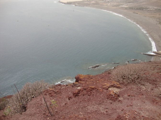 Foto: Wolfgang Dröthandl / Wandertour / Montana Roja von der Playa del Medano / Tiefblick auf die Playa de la Tejita im Westen (FKK-Strand) / 13.11.2017 17:05:35