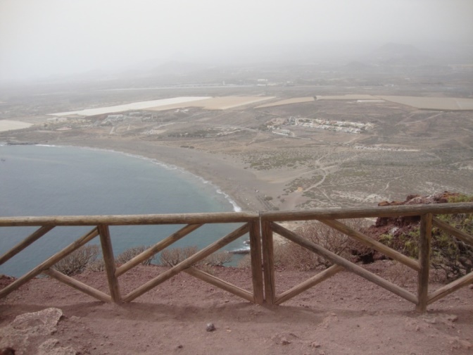 Foto: Wolfgang Dröthandl / Wandertour / Montana Roja von der Playa del Medano / Blick zum nahen Flughafen Teneriffa Süd (Reina Sofia Tenerife Sur) / 13.11.2017 17:03:11