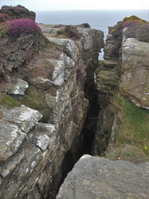 Foto: Wolfgang Dröthandl / Wandertour / Raad Ny Foillan: Von Cregneash zum Calf of Man / The Chasms - tiefe Schründe der Klippen, ohne Absperrungen / 04.12.2017 15:40:26