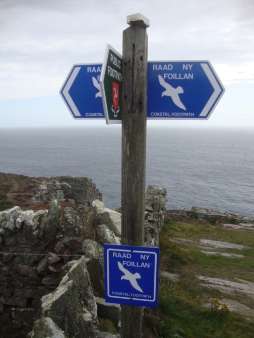 Foto: Wolfgang Dröthandl / Wandertour / Raad Ny Foillan: Von Cregneash zum Calf of Man / Bei 'The Chasms' treffen wir auf den Inselrundweg Raad Ny Foillan (Möwenweg) / 04.12.2017 15:34:04