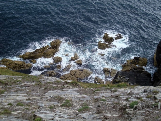 Foto: Wolfgang Dröthandl / Wandertour / Raad Ny Foillan: Von Cregneash zum Calf of Man / Der windumtoste Weg führt direkt oberhalb der Klippen entlang / 04.12.2017 15:31:35
