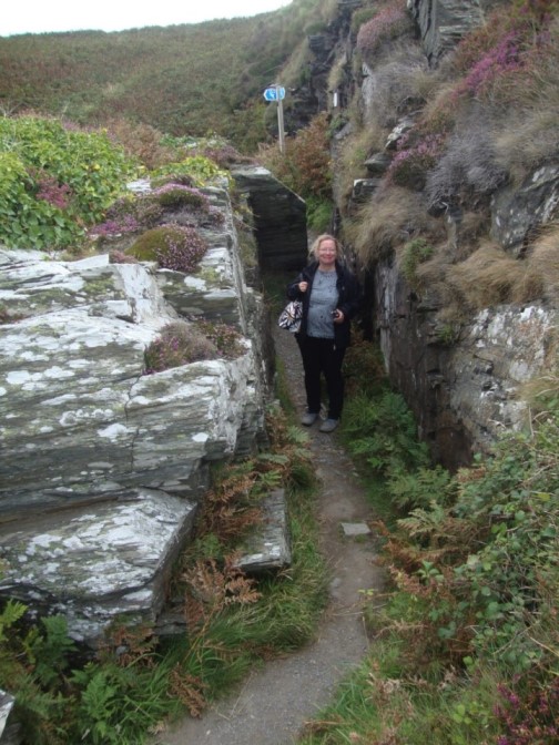Foto: Wolfgang Dröthandl / Wandertour / Raad Ny Foillan: Von Cregneash zum Calf of Man / schmaler Durchschlupf knapp vor dem Ziel / 04.12.2017 15:26:46