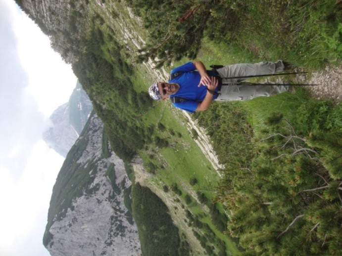 Foto: Wolfgang Dröthandl / Wandertour / Val Romana - Runde / Auf dem Höhenweg oberhalb des Kars Richtung Portela taucht der majestätische Mangart auf... / 27.06.2018 14:53:16