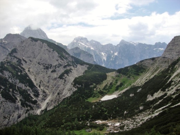 Foto: Wolfgang Dröthandl / Wandertour / Val Romana - Runde / Mangart und Jalovec am Horizont, davor der Sattel 'Sella Ursic', der die Grenze markiert / 27.06.2018 14:51:01