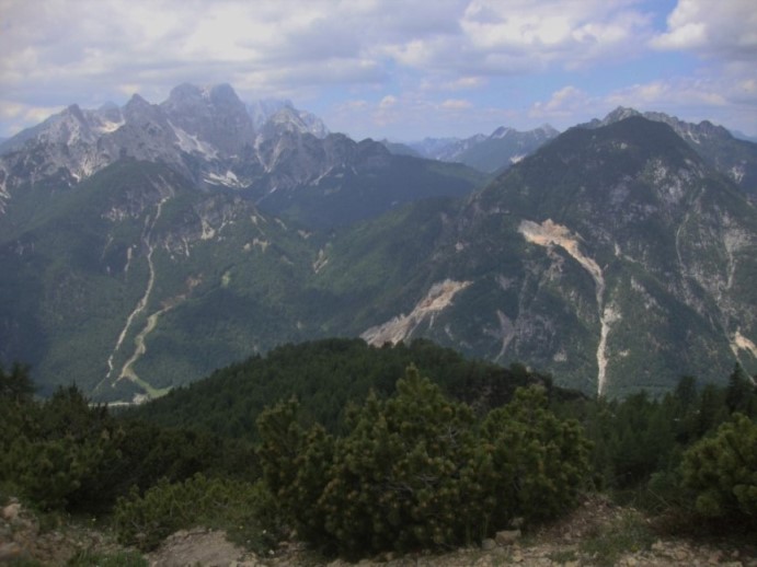 Foto: Wolfgang Dröthandl / Wandertour / Val Romana - Runde / Rechts Monte Re oberhalb von Cave del Predil
(Steinbruch), dahinter Cima Cacciatore (Lussari) / 27.06.2018 14:46:12