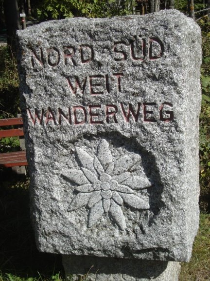 Foto: Wolfgang Dröthandl / Wandertour / Nebelstein - Panoramaweg / Weitwanderweg - Monument beim Parkplatz unterhalb der Hütte / 02.10.2018 10:24:10