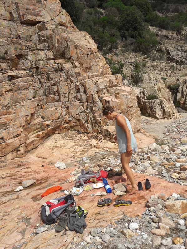 Foto: Rupert Gredler / Wandertour / Gola di Pirincanes / Einsame Rast an den rötlichen Felsen. Der hier ist zum Klettern gut geeignet. / 21.07.2019 16:57:35