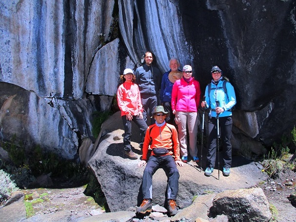Foto: Andreas Koller / Wandertour / Climb and run: Kilimanjaro (5895m) / Zebra Rocks / 14.04.2019 00:42:34