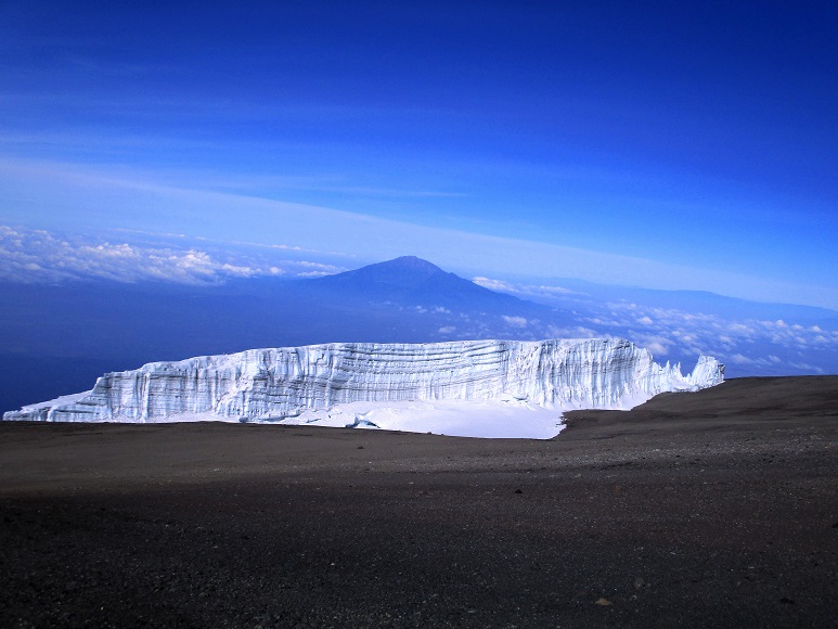 Foto: Andreas Koller / Wandertour / Climb and run: Kilimanjaro (5895m) / Mount Meru (4566m) im Hintergrund / 14.04.2019 00:37:38