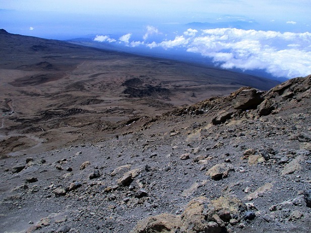 Foto: Andreas Koller / Wandertour / Climb and run: Kilimanjaro (5895m) / Der lange Abstieg beginnt... / 14.04.2019 00:33:40