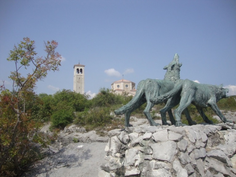 Foto: Wolfgang Dröthandl / Wandertour / Rilkeweg (Sentiero Rilke) von Duino nach Sistiana / Monumento ai Lupi di Toscana (oberhalb der SS 14) - zur Erinnerung an den Ersten Weltkrieg / 23.04.2019 13:22:42