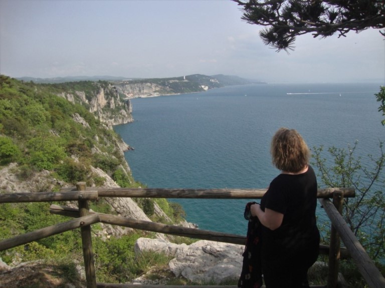 Foto: Wolfgang Dröthandl / Wandertour / Rilkeweg (Sentiero Rilke) von Duino nach Sistiana / Blick Richtung Sistiana, am Horizont Miramare / 23.04.2019 13:39:21