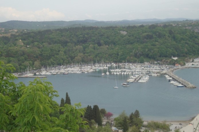 Foto: Wolfgang Dröthandl / Wandertour / Rilkeweg (Sentiero Rilke) von Duino nach Sistiana / Blick auf die Marina von Sistiana (Nähe Rifugio Rilke) / 23.04.2019 13:32:03