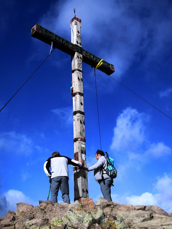 Foto: Andreas Koller / Wandertour / Rundtour Großer Laugen (2434m) / Großer Laugen Gipfelkreuz / 24.04.2019 23:59:42
