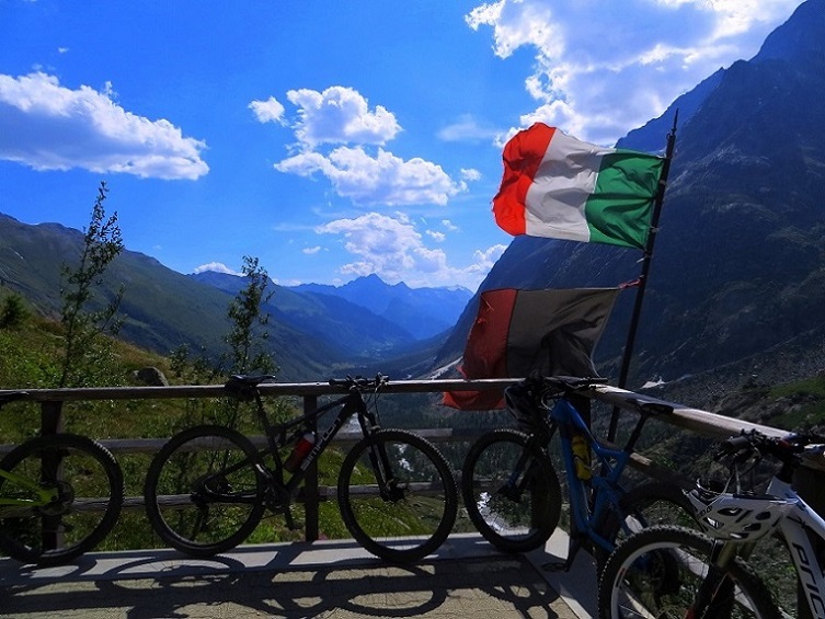 Foto: Andreas Koller / Wandertour / Im Val Ferret zum Rifugio Elena (2061m) / Abschied vom Rif. Elena / 17.05.2019 02:29:29