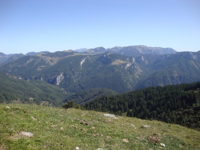 Foto: Wolfgang Dröthandl / Wandertour / Kleiner und Großer Königskogel / Hütten der Hinteralm (links der Bildmitte), links am
Horizont Schneeberg, nach rechts Schneealpe und Rax / 25.09.2019 12:30:27