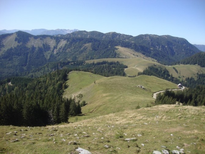 Foto: Wolfgang Dröthandl / Wandertour / Kleiner und Großer Königskogel / Blick hinunter auf Königsalm und Dürriegelalm
(Mittelgrund rechts), dahinter Tonion, am Horizont
Hochschwab (markant die Felspyramide der Hohen
Weichsel) / 25.09.2019 12:29:38
