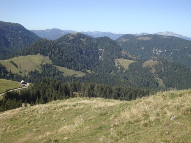 Foto: Wolfgang Dröthandl / Wandertour / Kleiner und Großer Königskogel / Am Horizont Dürrenstein, vorne Fallenstein und
Student, hinten Gemeindealpe und Ötscher (von links) / 25.09.2019 12:28:22