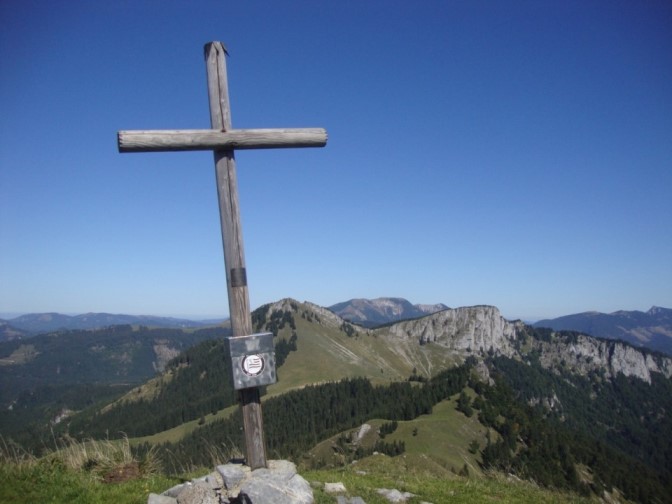 Foto: Wolfgang Dröthandl / Wandertour / Kleiner und Großer Königskogel / Gipfelkreuz Kleiner Königskogel (1553m) gegen
Kleinen und Großen Proles, Göller und Gippel (rechts
am Horizont) / 25.09.2019 12:31:17