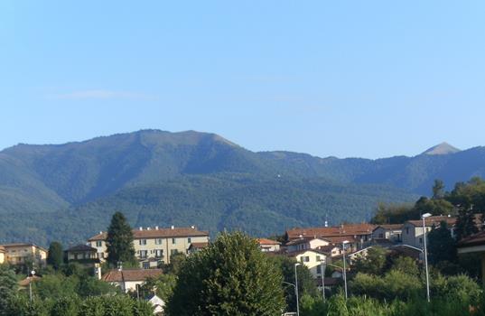 Foto: Wolfgang Lauschensky / Wandertour / Monte Palanzone über Monte Bolettone / Monte Bolettone (und Palanzone rechts dahinter) von Albavilla / 02.10.2019 19:53:24