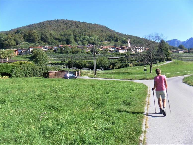 Foto: Wolfgang Lauschensky / Wandertour / Monte San Giorgio - Monte Pravello Runde / Monte San Giorgio hinter Meride / 03.10.2019 17:45:26