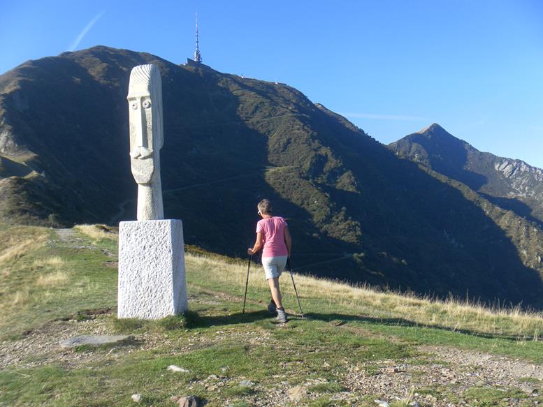 Foto: Wolfgang Lauschensky / Wandertour / Monte Tamaro 1963m bis Monte Lema 1619m / Monte Tamaro aus dem Skulpturenpfad / 04.10.2019 01:12:48