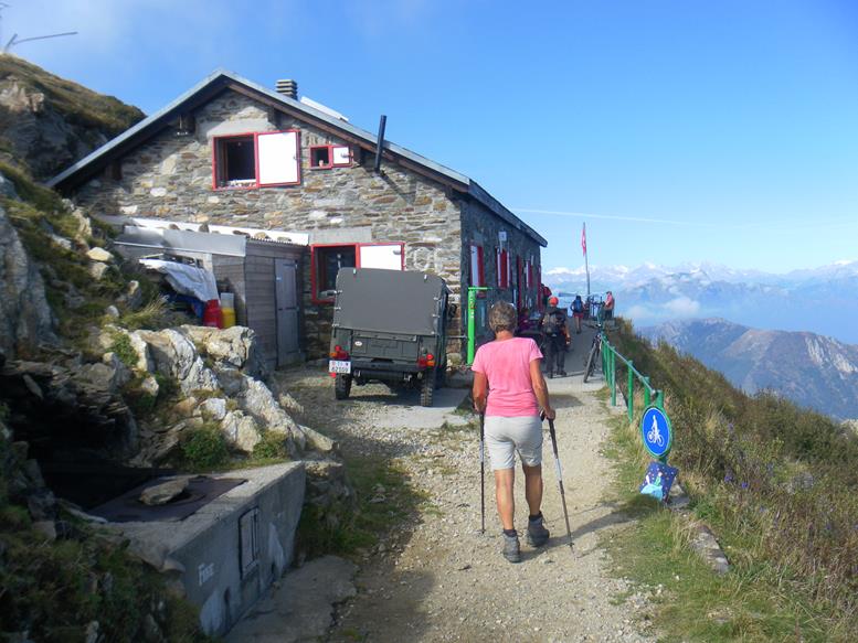 Foto: Wolfgang Lauschensky / Wandertour / Monte Tamaro 1963m bis Monte Lema 1619m / Capanna del Tamaro / 04.10.2019 01:12:41