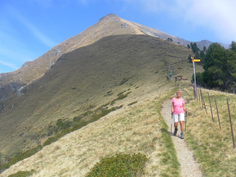 Foto: Wolfgang Lauschensky / Wandertour / Monte Tamaro 1963m bis Monte Lema 1619m / Monte Tamaro Südrücken / 04.10.2019 01:12:17