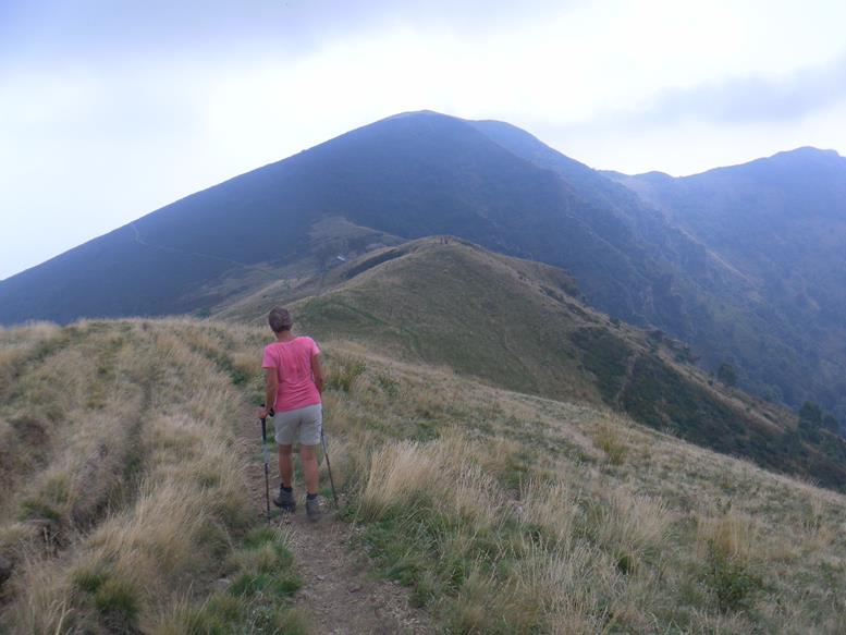 Foto: Wolfgang Lauschensky / Wandertour / Monte Tamaro 1963m bis Monte Lema 1619m / Monte Pola vor Monte Magno / 04.10.2019 01:11:55