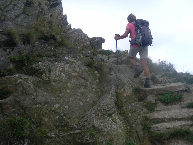 Foto: Wolfgang Lauschensky / Wandertour / Monte Tamaro 1963m bis Monte Lema 1619m / gesicherter, felsiger Kamm / 04.10.2019 01:11:36