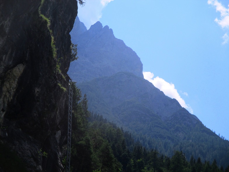 Foto: Andreas Koller / Klettersteigtour / Klettersteig Endorphin (890m) / Blick zur exponierten Leiter / 19.12.2019 02:28:53