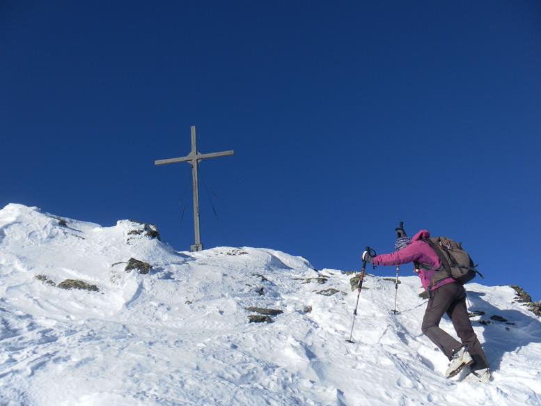 Foto: Wolfgang Lauschensky / Skitour / Böses Weibele 2521m und Hochstein 2057m / wenige Meter zu Fuß zum Gipfelkreuz / 05.01.2020 19:38:02