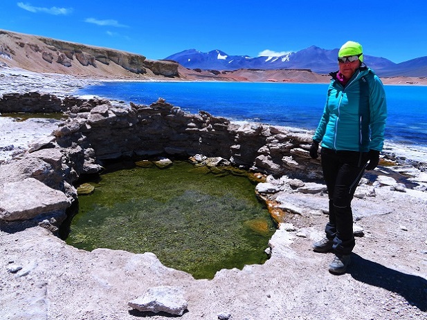 Foto: Andreas Koller / Wandertour / Große Salzwanderung um die Laguna Verde (4408m) / Laguna Verde mit den Thermalquellen / 28.01.2020 01:31:20