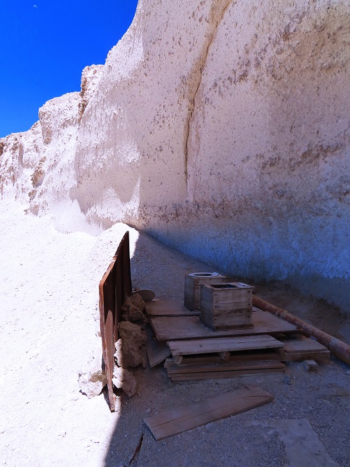 Foto: Andreas Koller / Wandertour / Große Salzwanderung um die Laguna Verde (4408m) / Ein gemütliches Zusammensein ist auch auf dem Lokus garantiert / 28.01.2020 01:29:59