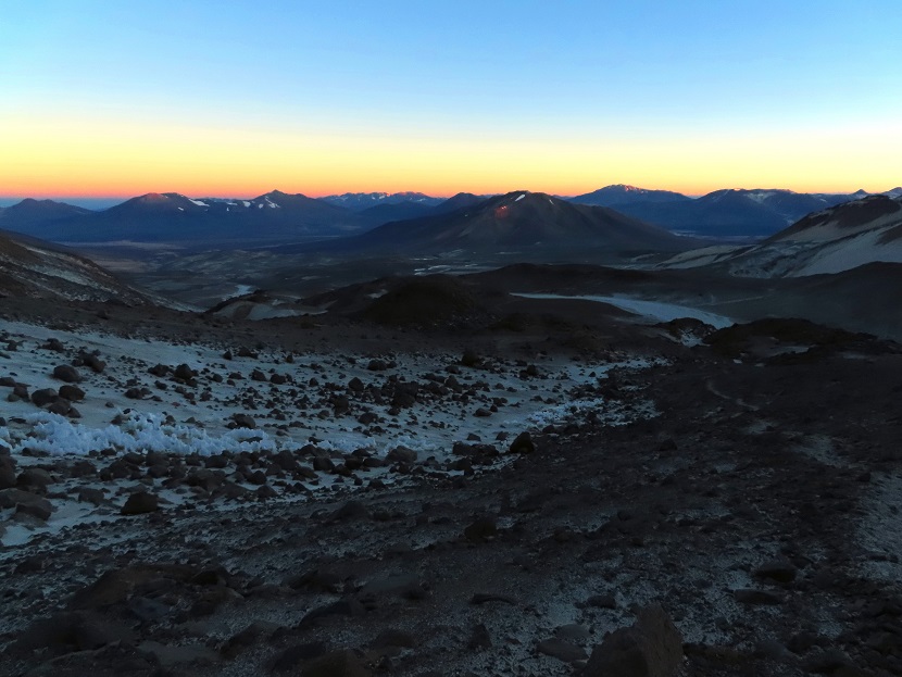 Foto: Andreas Koller / Wandertour / Nevado Ojos del Salado (6893m) / Sonneaufgang über dem Refugio Tejos / 04.04.2020 00:58:57