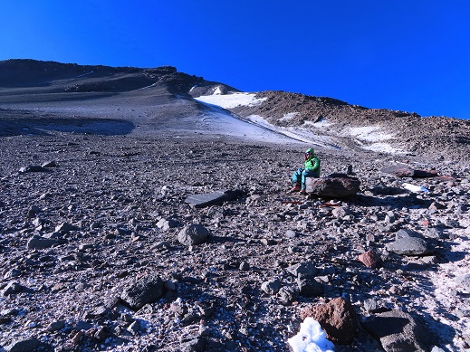 Foto: Andreas Koller / Wandertour / Nevado Ojos del Salado (6893m) / Die ewig lange Schuttflanke (wegen der Perspektive
erscheint sie viel zu flach) / 04.04.2020 00:58:25