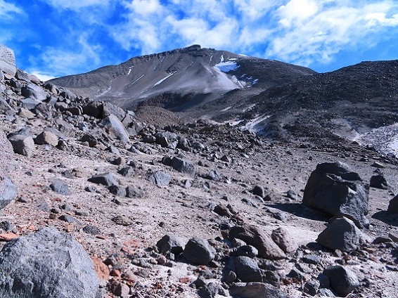 Foto: Andreas Koller / Wandertour / Nevado Ojos del Salado (6893m) / Letzter Blick auf den Ojos / 04.04.2020 00:51:32