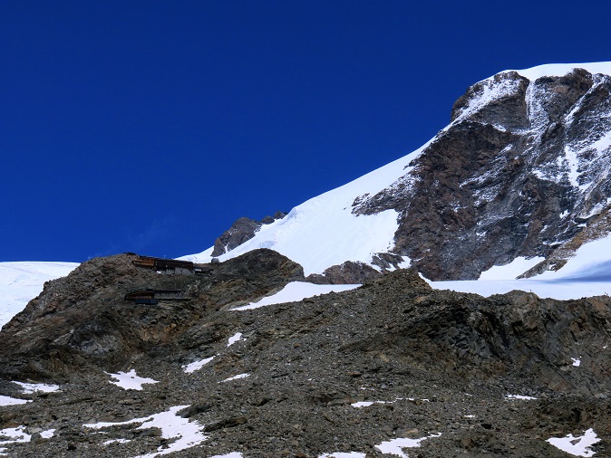Foto: Andreas Koller / Wandertour / Panorama-Dreitausender Alta Luce (3186m) / Blick zum Rif. Gnifetti / 08.05.2020 01:11:05