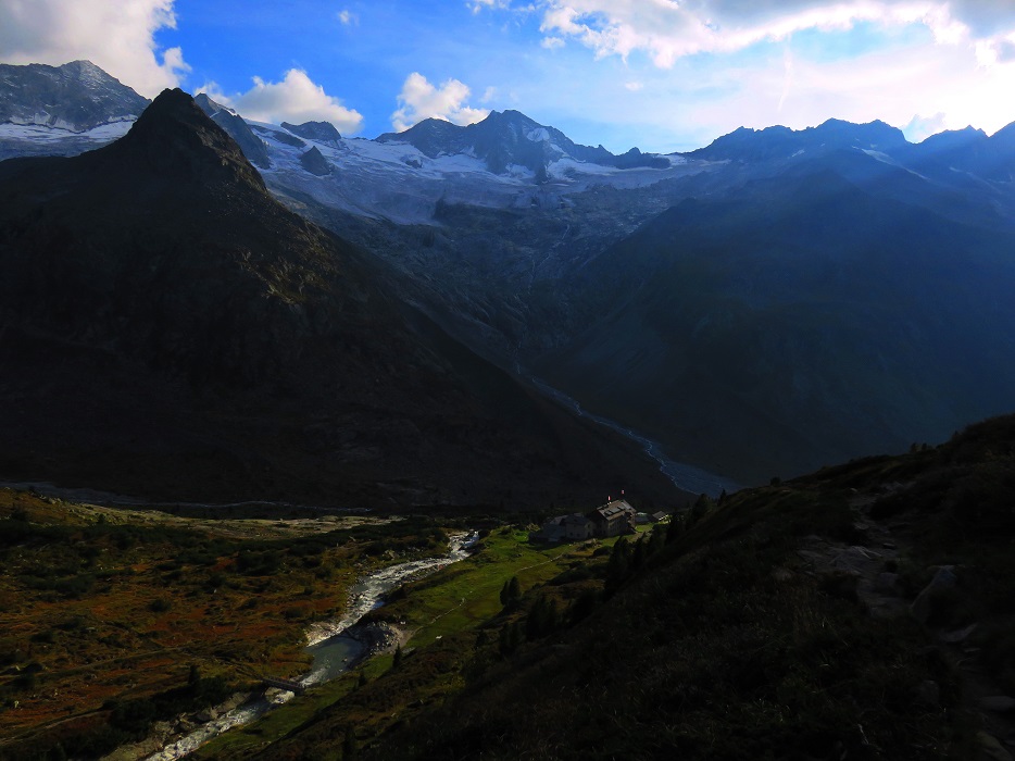Foto: Andreas Koller / Wandertour / TG Berliner Hütte 2: Schwarzenstein (3369m) / Zurück bei der Berliner Hütte noch vor dem langen Talabstieg / 29.05.2020 22:56:40