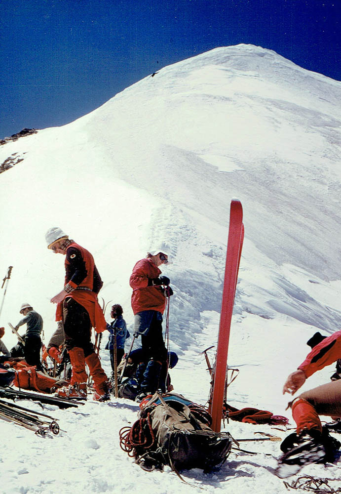 Foto: Rupert Gredler / Skitour / Piz Palü Hauptgipfel / Schidepot unterm Ostgrat / 18.06.2020 09:24:21