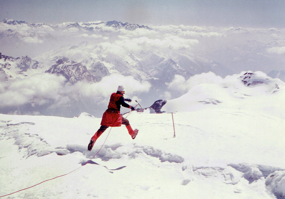 Foto: Rupert Gredler / Skitour / Piz Palü Hauptgipfel / Sprung über eine Spalte beim Abstieg in den Sattel zwischen Ost- und Hauptgipfel / 15.06.2020 20:34:09