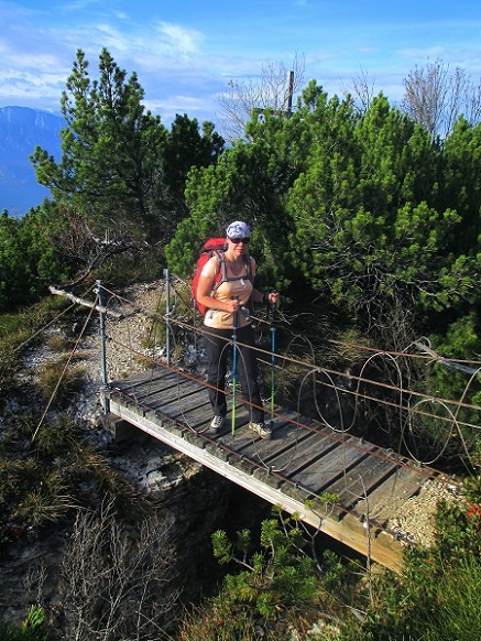Foto: Andreas Koller / Klettersteigtour / Via ferrata Giordano Bertotti und Chegul (1357m) / Abstieg über die kleine Brücke La Busa del Vent / 14.10.2020 00:43:09