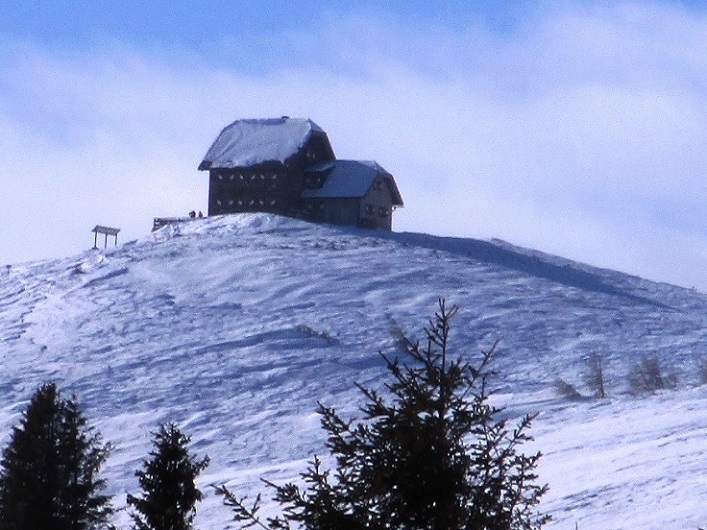 Foto: Andreas Koller / Skitour / Tour Saualpe auf die Ladinger Spitze (2079m) / Blick zur Wolfsberger Hütte / 30.01.2021 01:53:07
