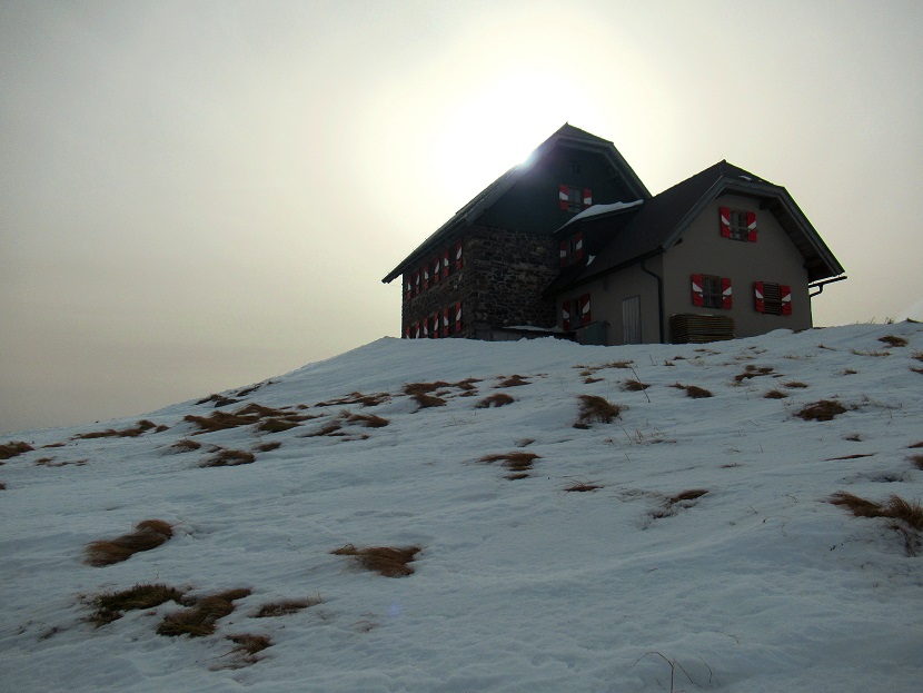 Foto: Andreas Koller / Skitour / Leichte Saualpen-Tour auf zwei Gipfel (1901m) / Saharasand kündigt sich über der Wolfsberger Hütte an / 14.02.2021 01:18:02
