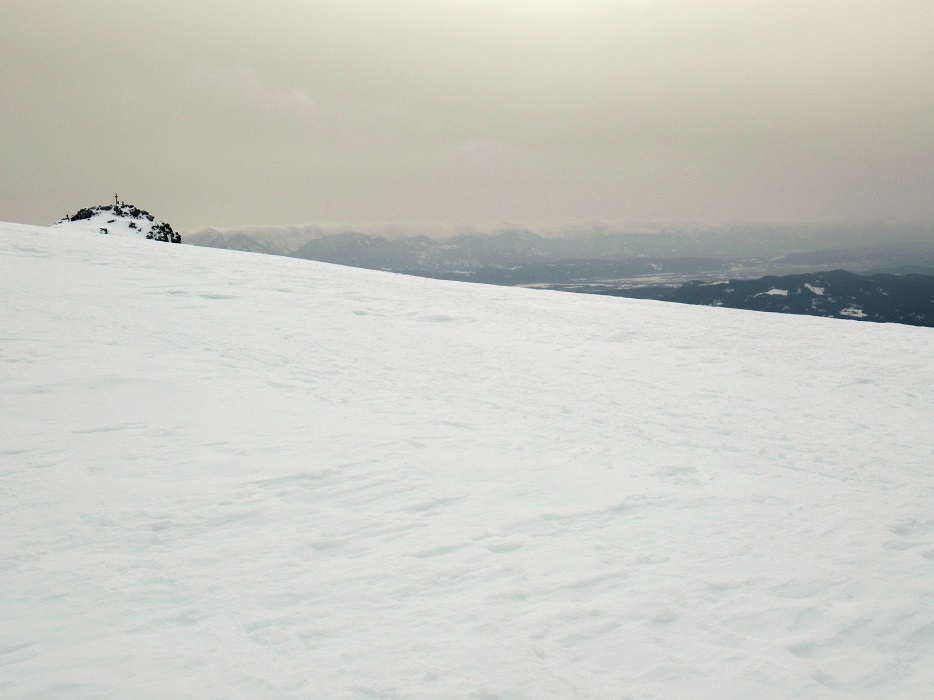Foto: Andreas Koller / Skitour / Leichte Saualpen-Tour auf zwei Gipfel (1901m) / Blick über den Großen Sauofen nach SW ins Klagenfurter Becken / 14.02.2021 01:16:06