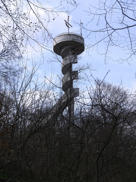 Foto: Andreas Koller / Wandertour / Am Planetenweg zur Leopold-Figl-Warte am Tulbingerkogel (495m) / Der Gipfel des Tulbingerkogel mit Aussichtswarte / 07.04.2021 15:06:03